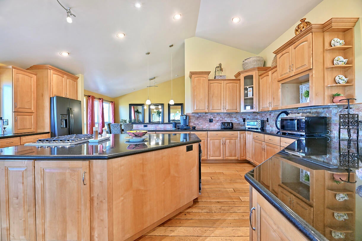 6403 Pioneer Road Medford, OR 97501 - Photo 9 of 42 09