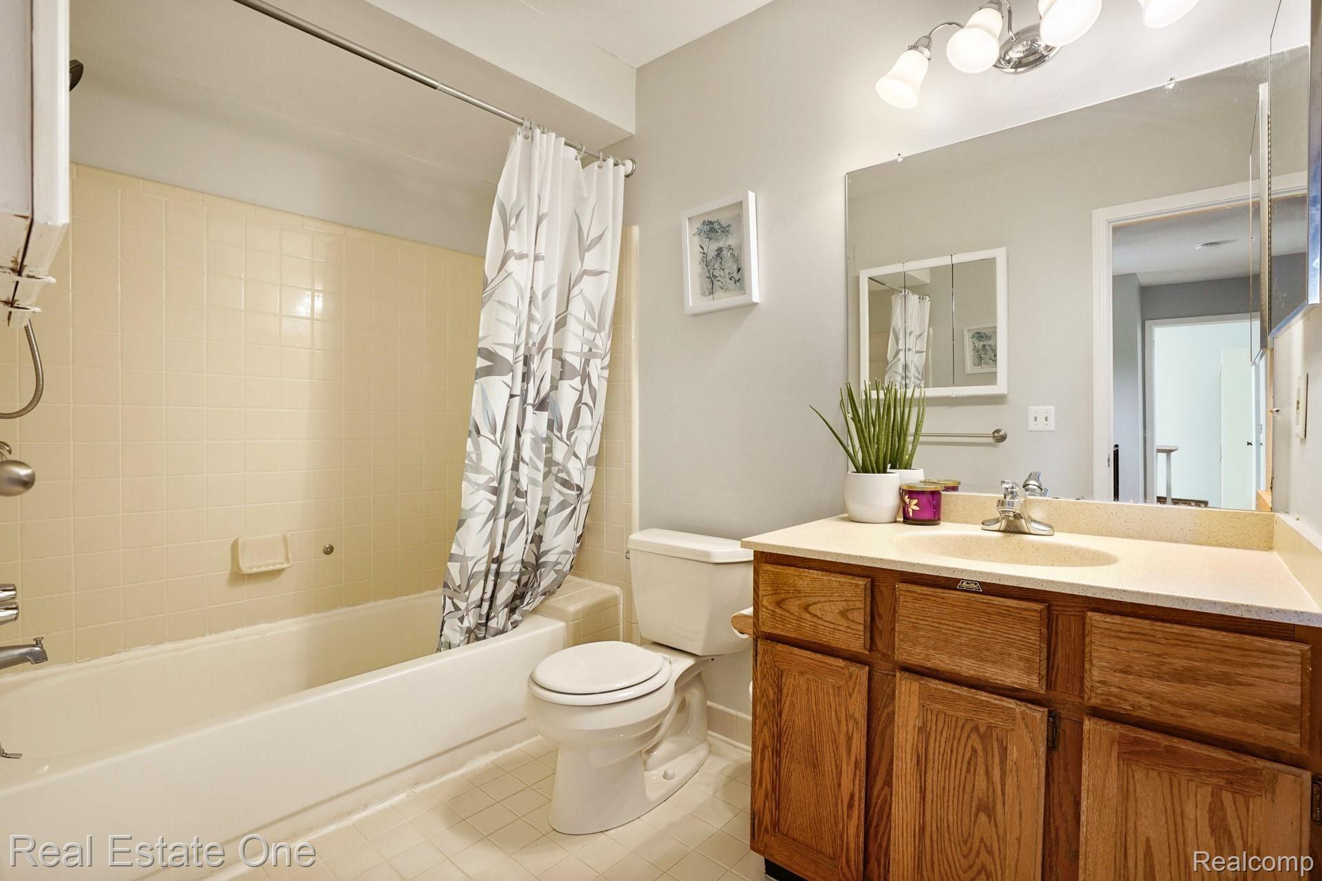 456 Farmridge Court Rochester, MI 48307 - Photo 20 of 33 456-Farmridge-Ct-20.jpg
