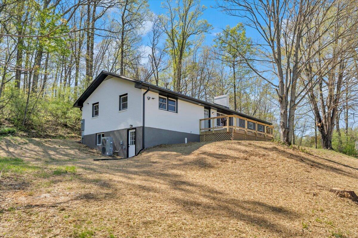 85 Little Paws Lane Fincastle, VA 24090 - Photo 3 of 47 053-MIB09661-R5