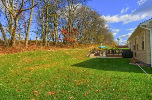 a view of a yard in front of the house