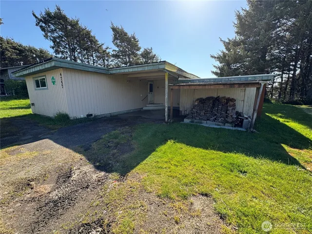 a view of a backyard of the house