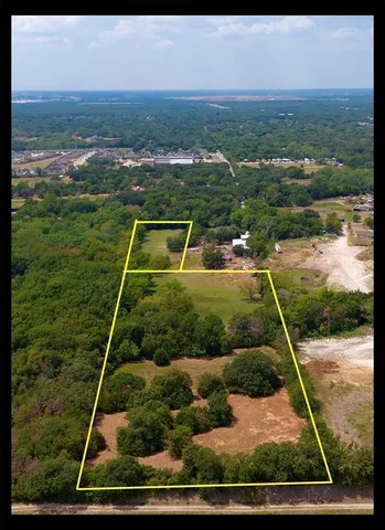 a view of a back yard