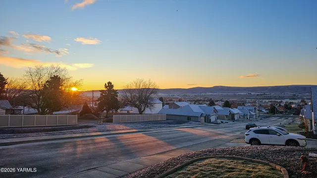 $599,000 | 405 South 93rd Avenue, Yakima, WA 98908