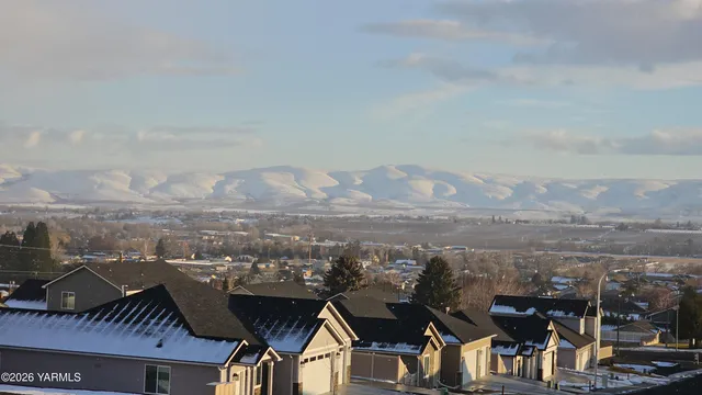 $599,000 | 405 South 93rd Avenue, Yakima, WA 98908