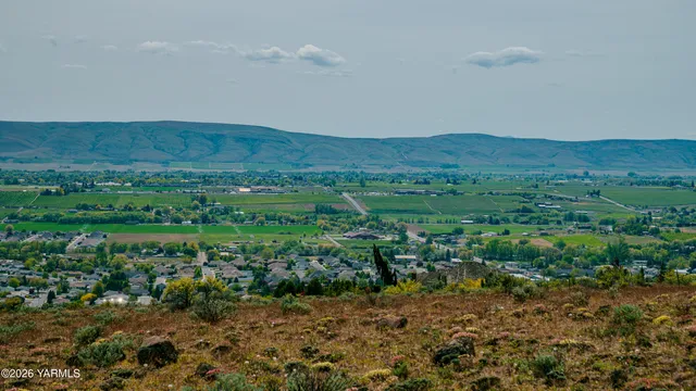 $599,000 | 405 South 93rd Avenue, Yakima, WA 98908