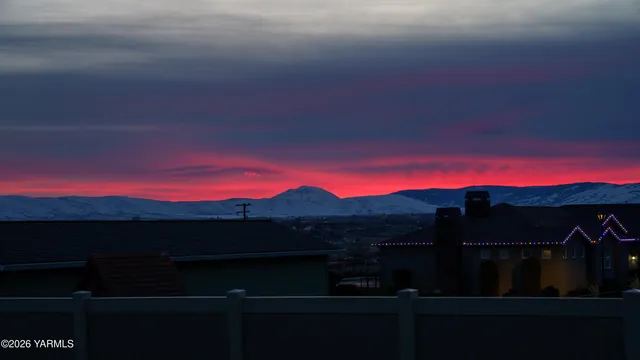 $599,000 | 405 South 93rd Avenue, Yakima, WA 98908