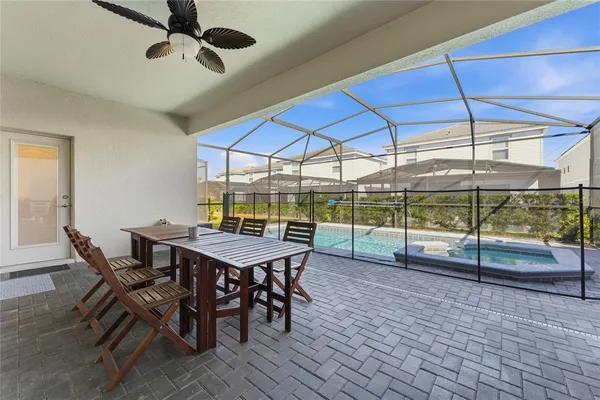 a view of a backyard