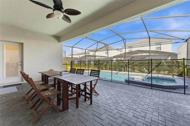 a view of a backyard