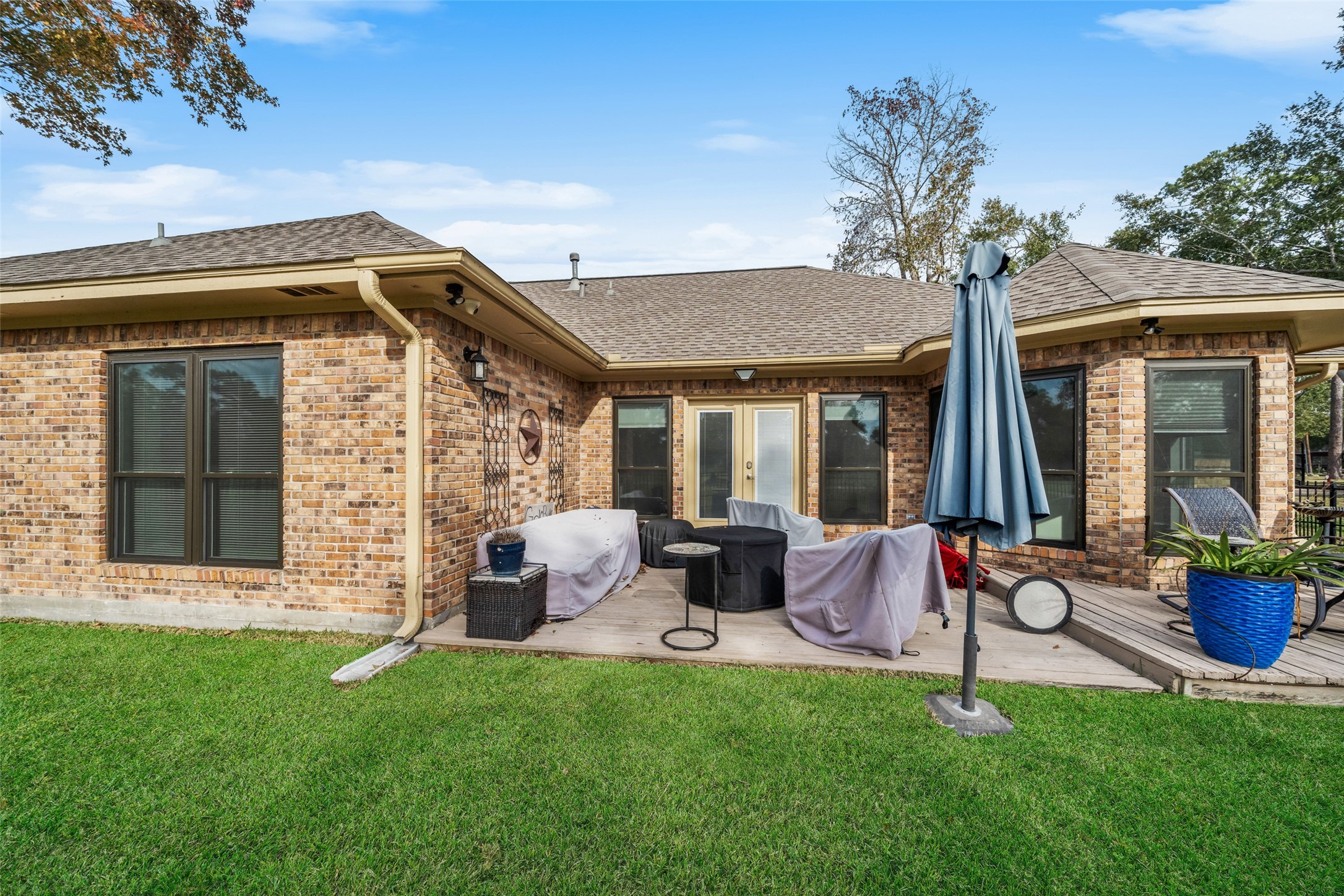 20256 Ivy Point Circle Humble, TX 77346 - Photo 32 of 36 a backyard of a house with table and chairs potted plants and a large tree