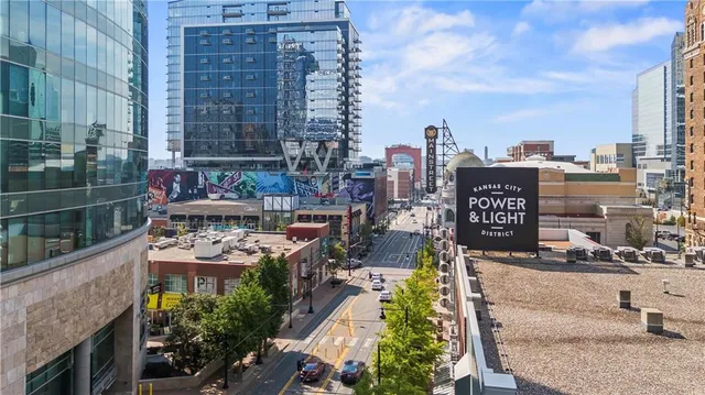 $150,000 | 700 Broadway Boulevard, Unit 208, Kansas City, MO 64105