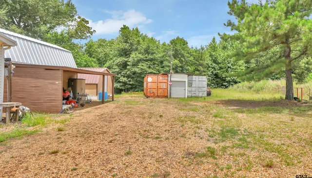 a view of a backyard
