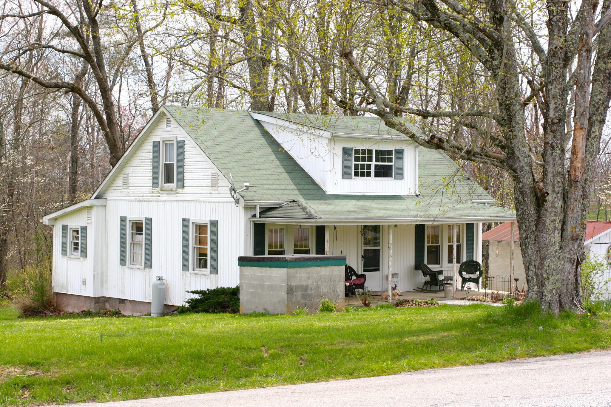 1953 Roslin Road Jamestown, TN 38556 - Photo 2 of 19 a front view of a house with having garden