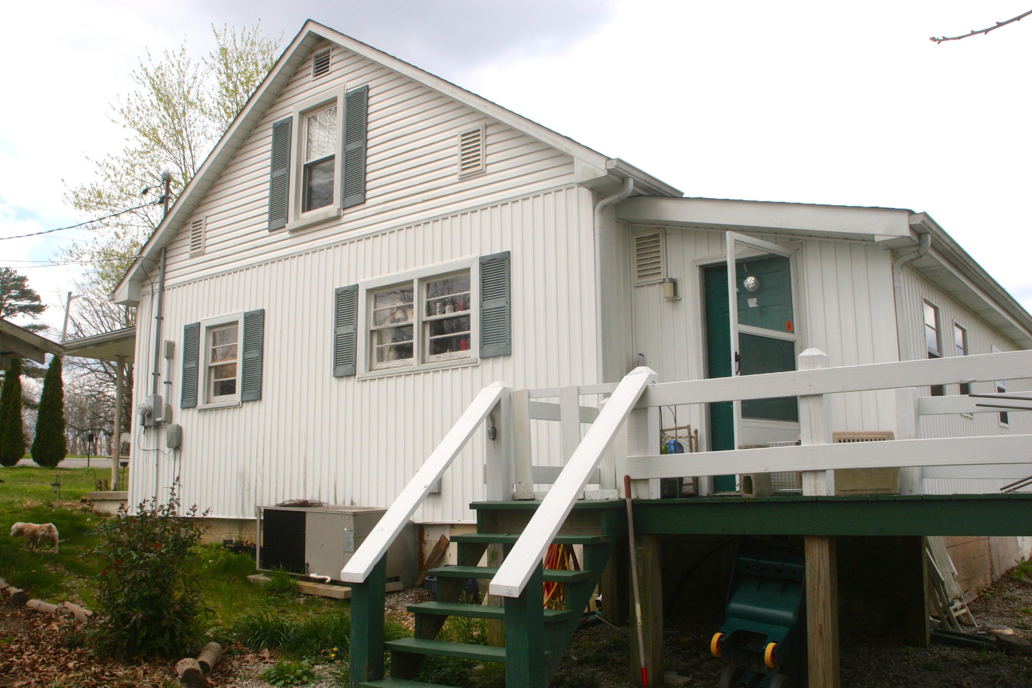 1953 Roslin Road Jamestown, TN 38556 - Photo 4 of 19 a view of a house with a wooden deck