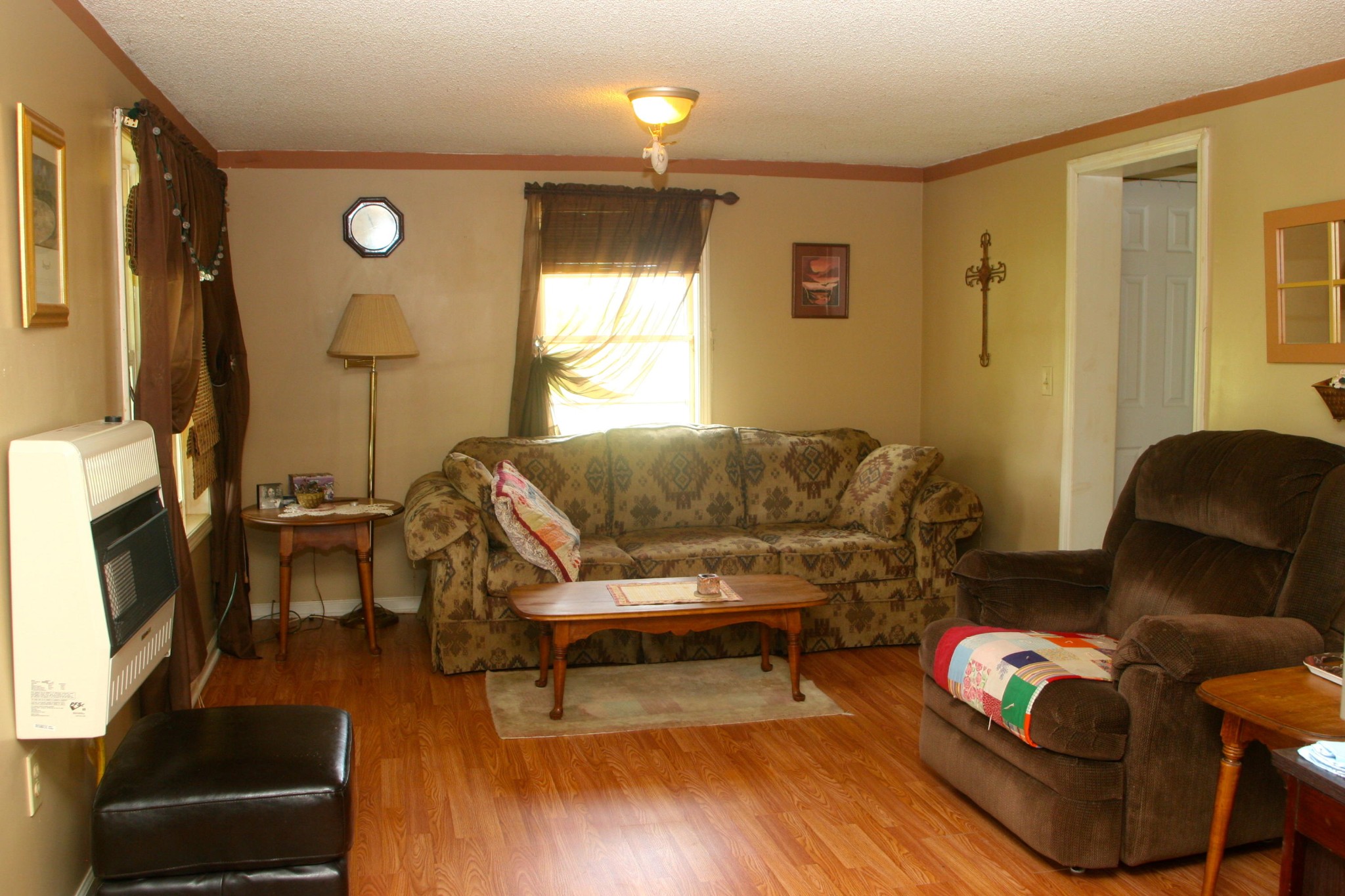 1953 Roslin Road Jamestown, TN 38556 - Photo 8 of 19 a living room with furniture and a flat screen tv