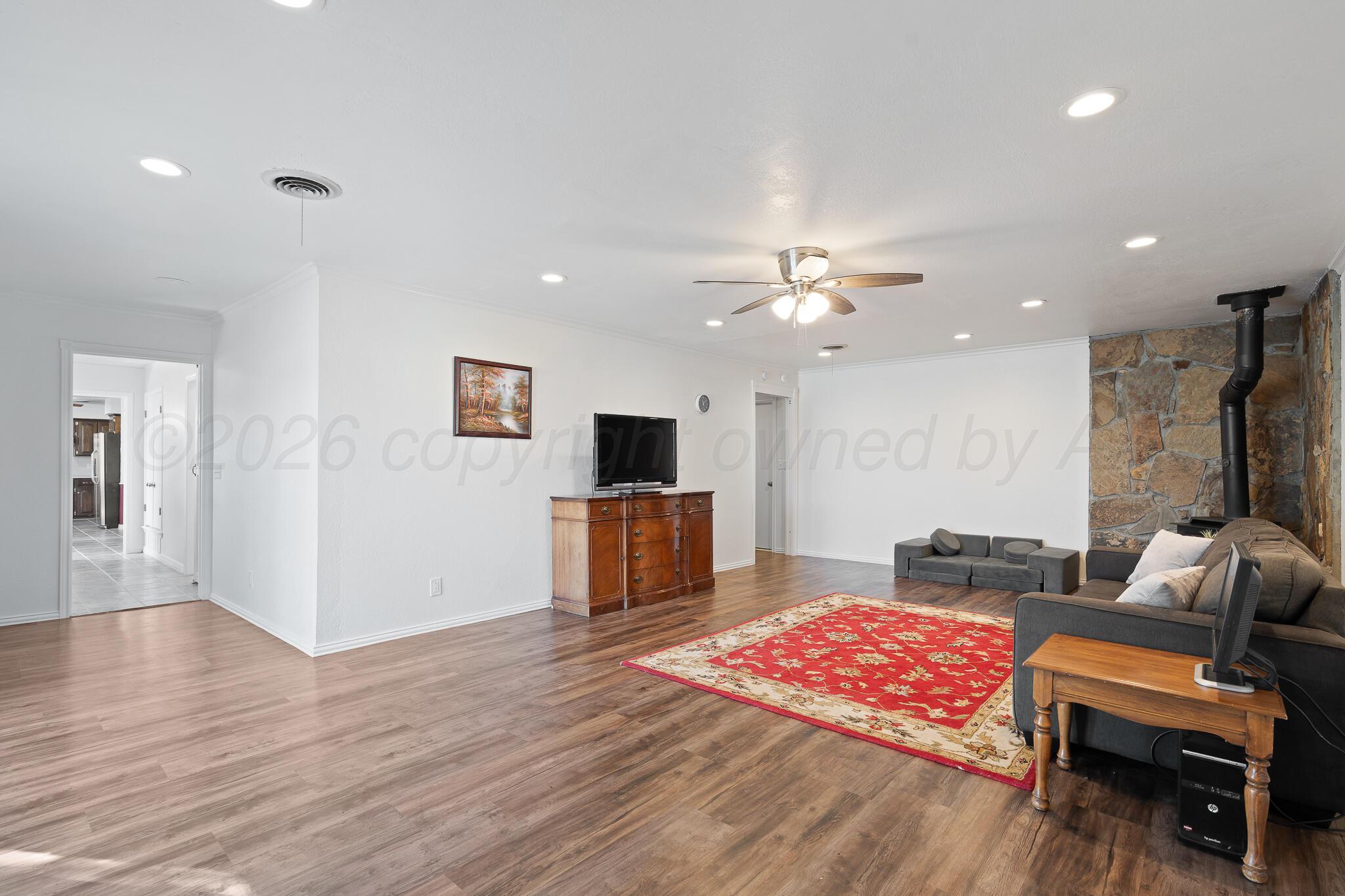 200 Hermosa Street Claude, TX 79019 - Photo 13 of 30 Living room 2