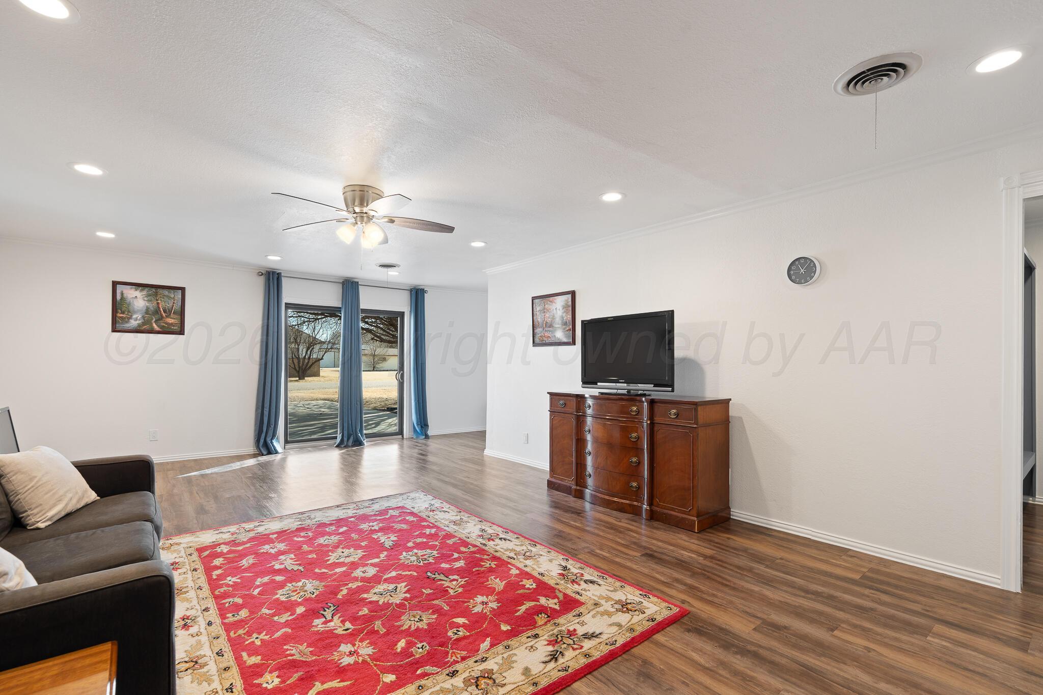 200 Hermosa Street Claude, TX 79019 - Photo 14 of 30 Living Room 2 view 2