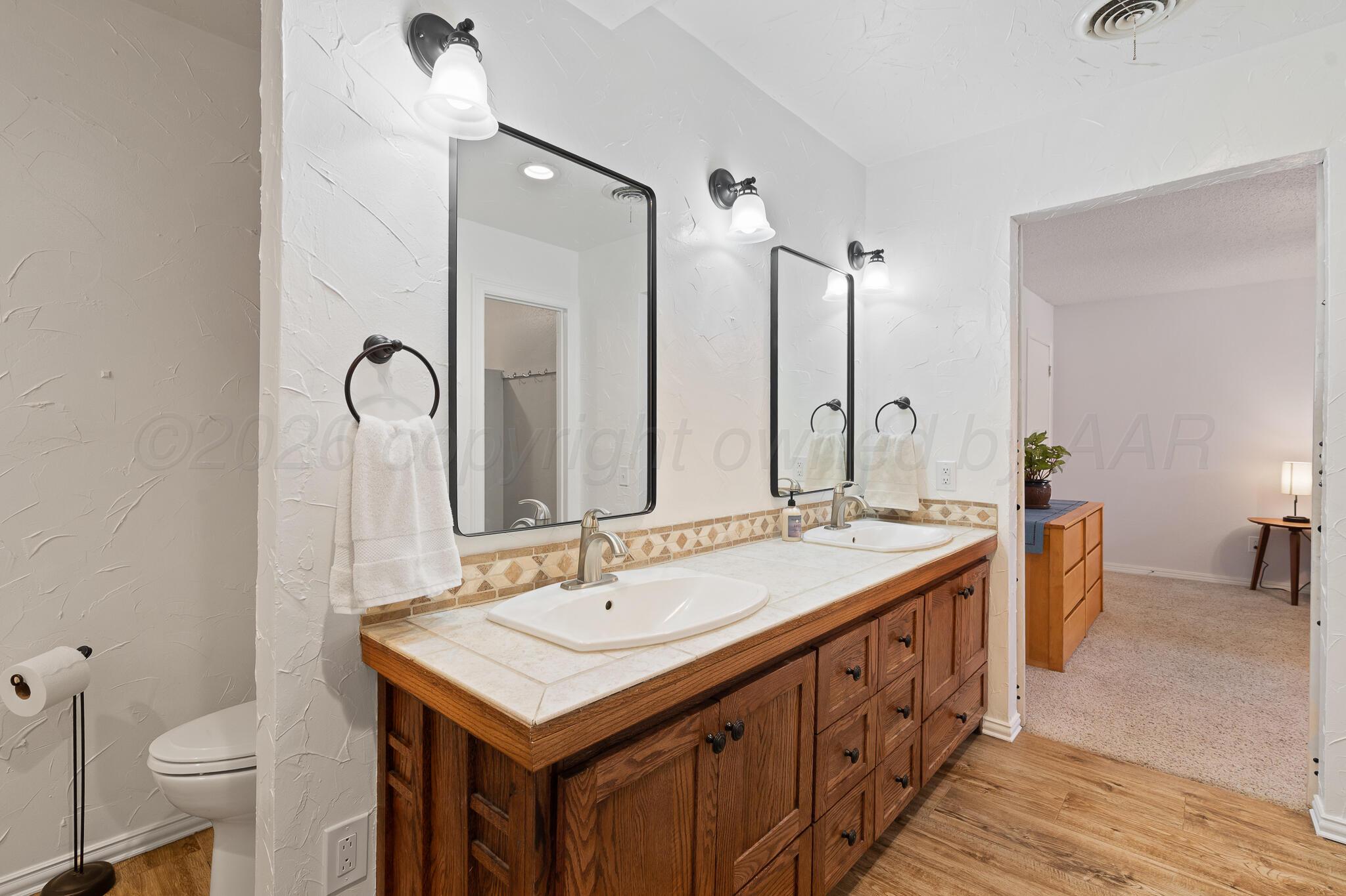200 Hermosa Street Claude, TX 79019 - Photo 18 of 30 Main Bathroom