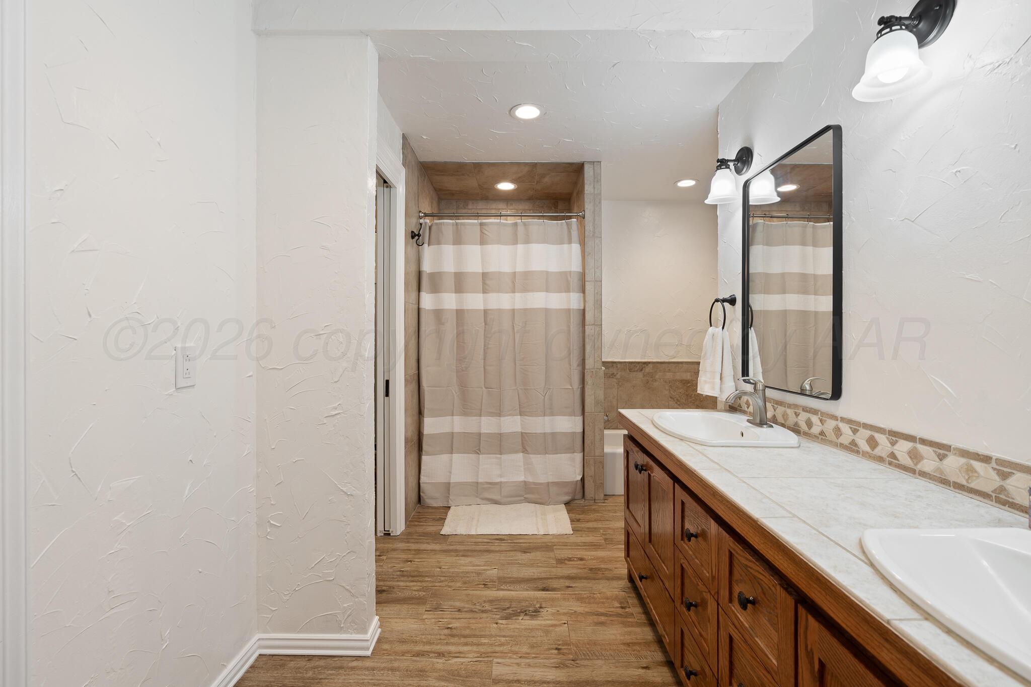 200 Hermosa Street Claude, TX 79019 - Photo 19 of 30 Main Bathroom view 2