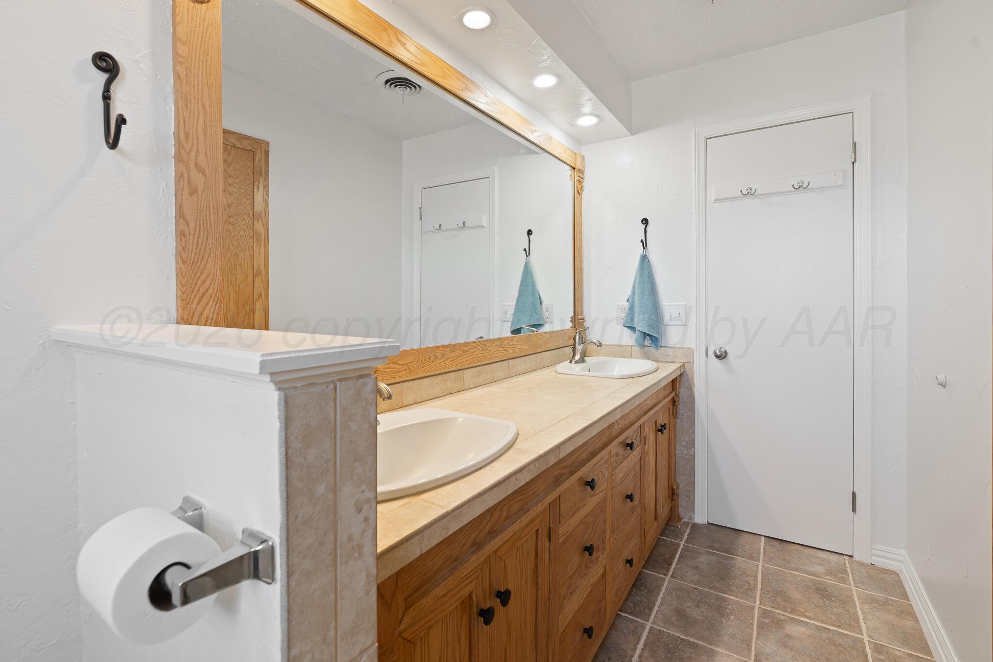 200 Hermosa Street Claude, TX 79019 - Photo 21 of 30 Bathroom 2