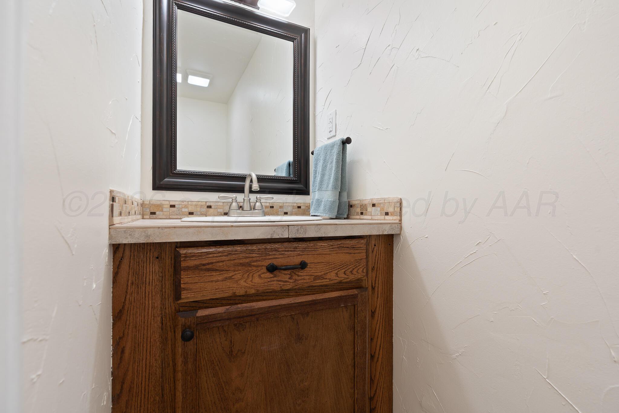 200 Hermosa Street Claude, TX 79019 - Photo 24 of 30 Half Bathroom