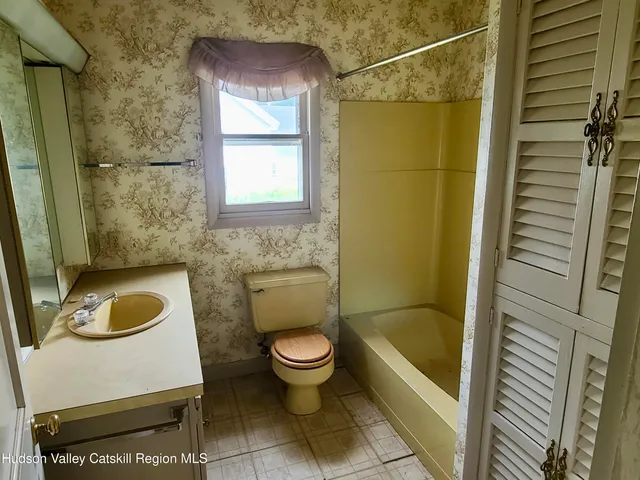 a view of a livingroom with furniture