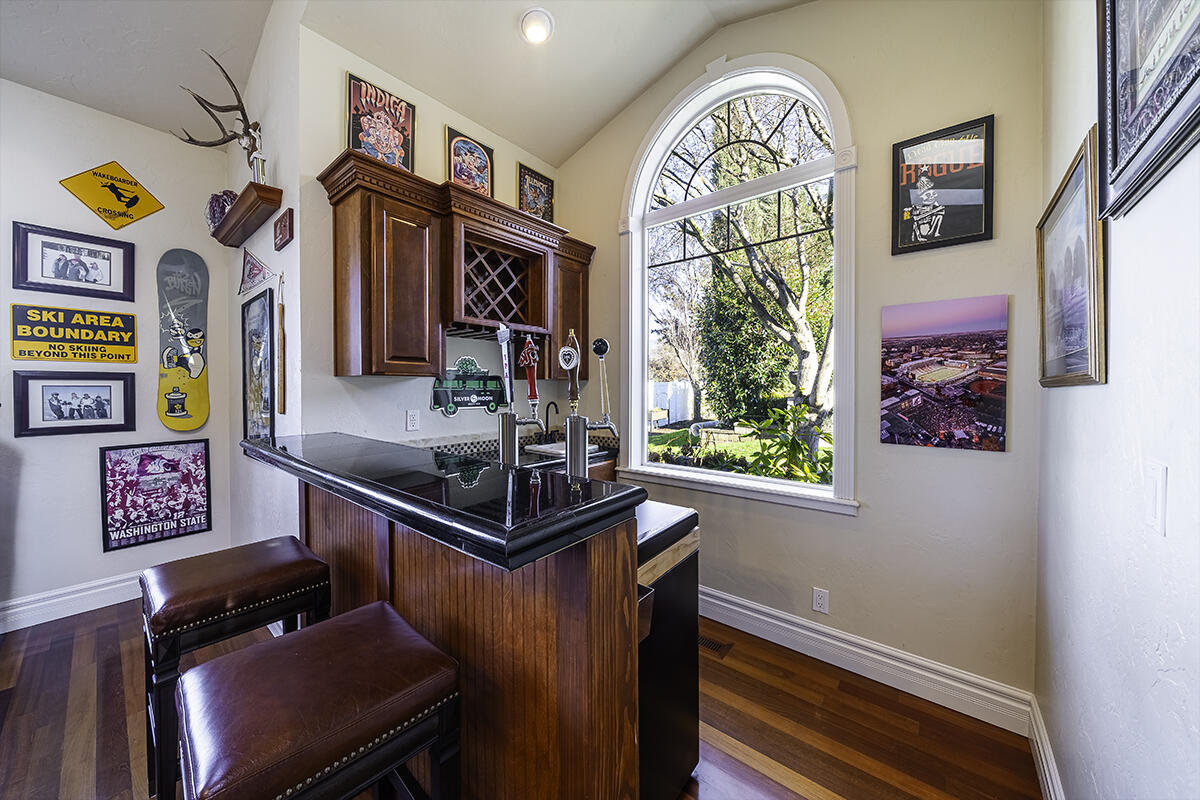 3343 Lone Pine Road Medford, OR 97504 - Photo 14 of 47 Game/Billiard Room With A 4-Tap Custom Bar