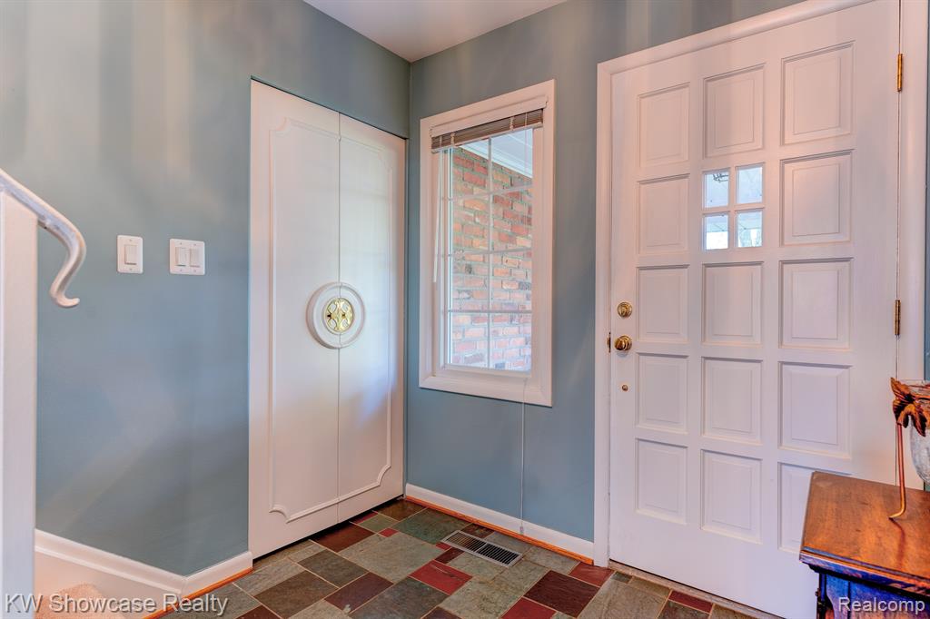 7131 Springridge Road West Bloomfield, MI 48322 - Photo 6 of 47