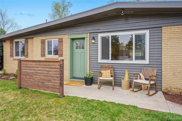 a view of a house with backyard