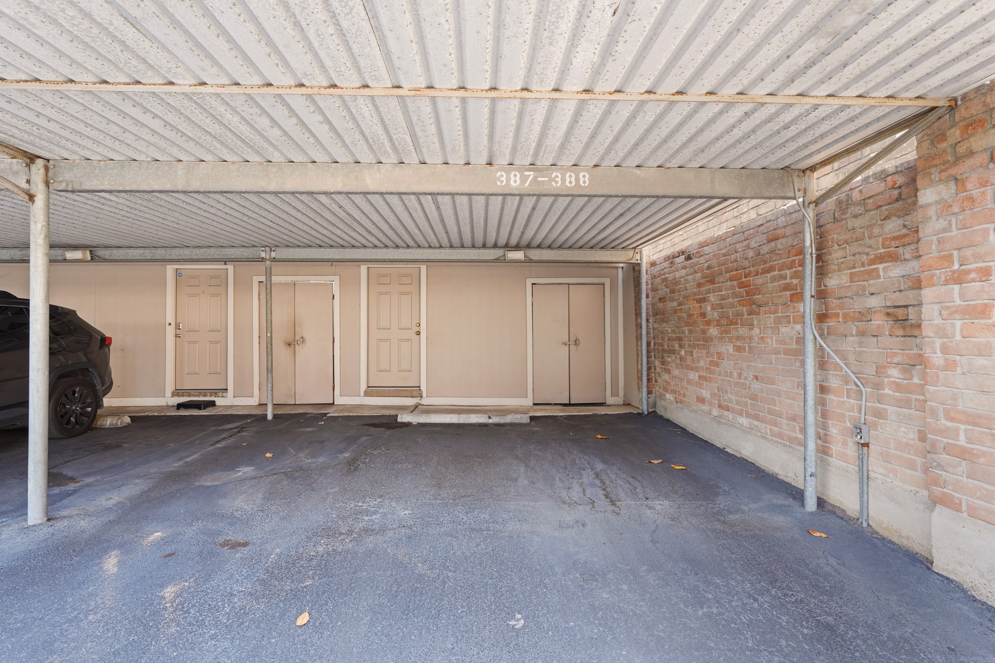 2236 South Piney Point Road, Unit 101 Houston, TX 77063 - Photo 18 of 21 an empty room with a empty space