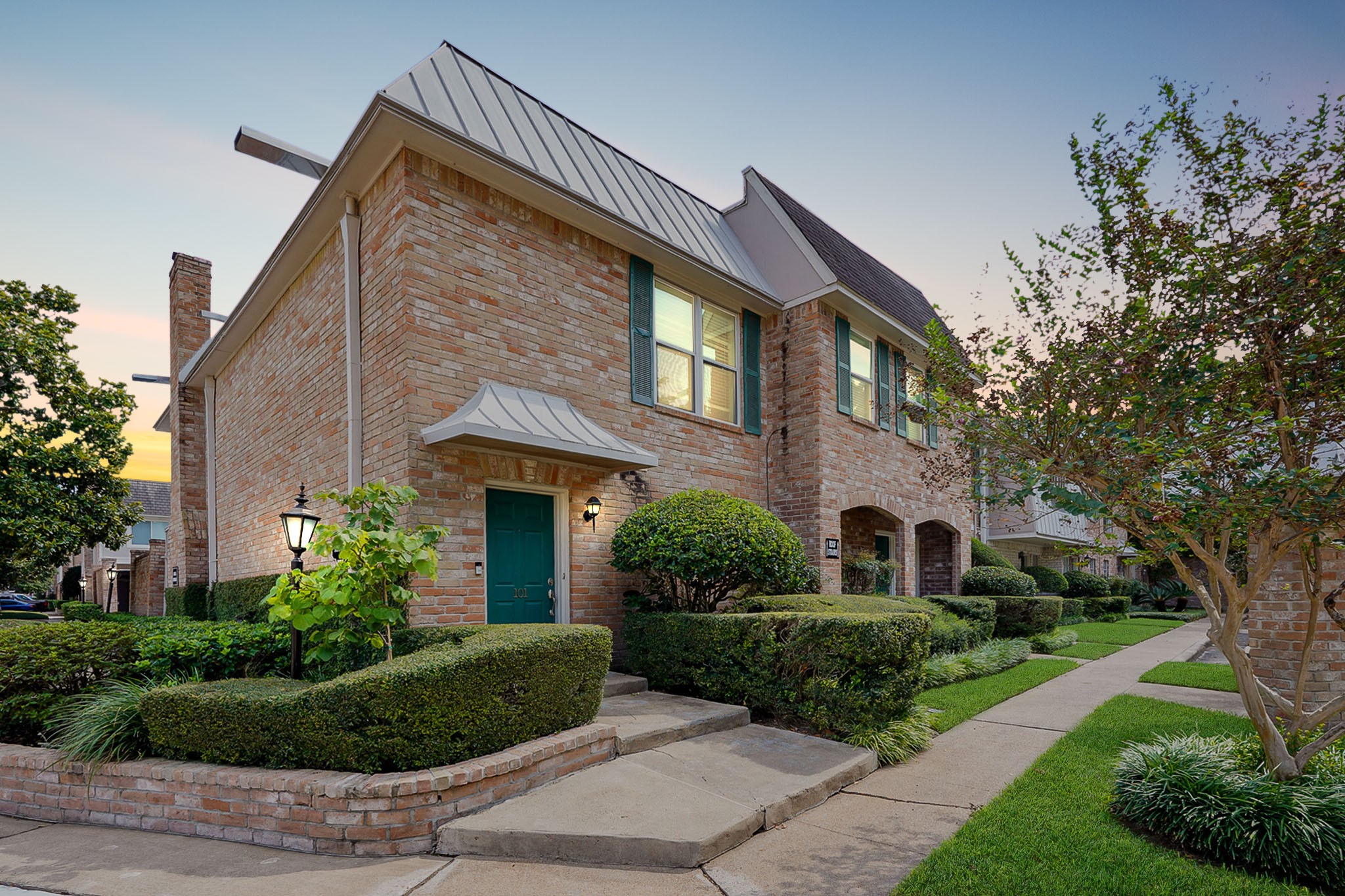2236 South Piney Point Road, Unit 101 Houston, TX 77063 - Photo 20 of 21 a front view of a house with garden