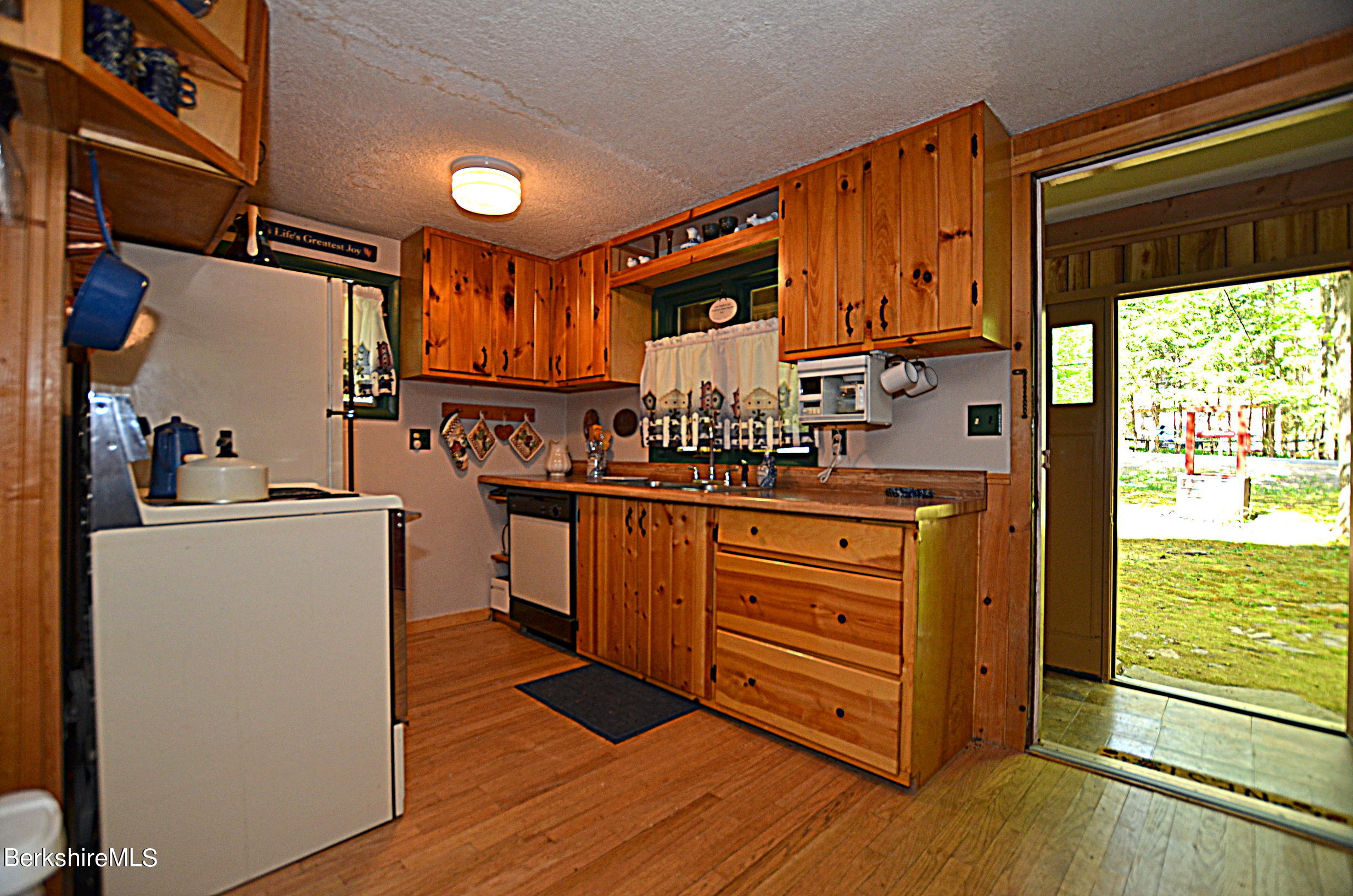 376 Wells Road Becket, MA 01223 - Photo 6 of 28 Kitchen