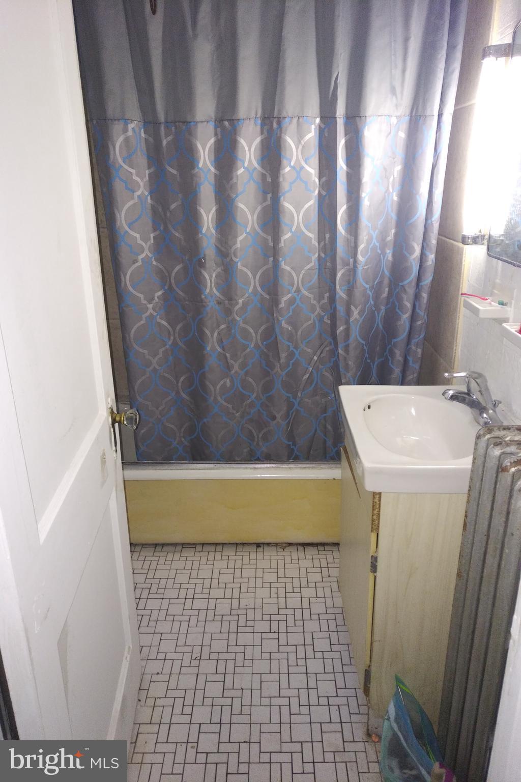 431 Copley Road Upper Darby, PA 19082 - Photo 15 of 27 Hall Bath with Tub