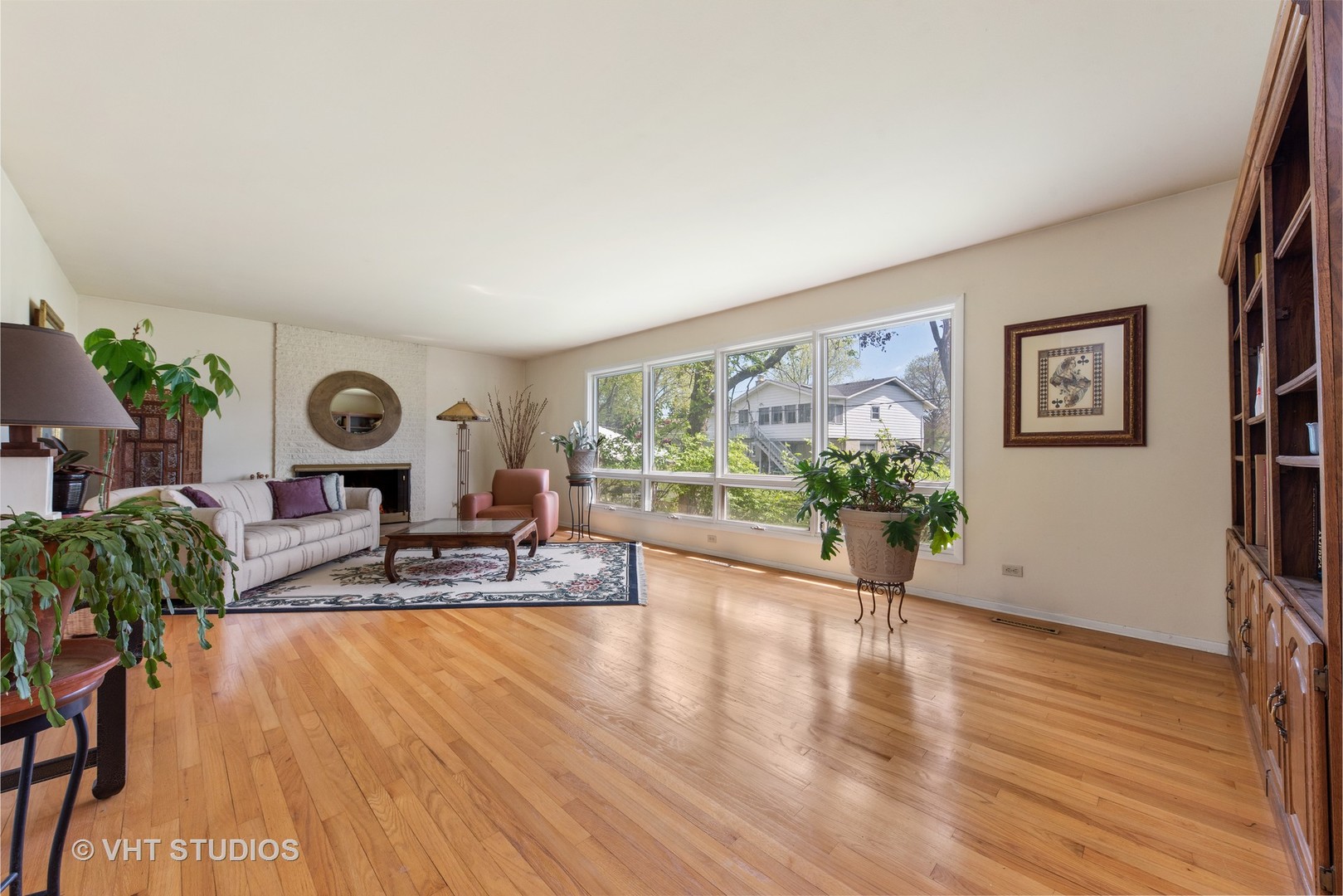 309 Bennett Lane Des Plaines, IL 60016 - Photo 3 of 18 a view of a living room and hardwood floor