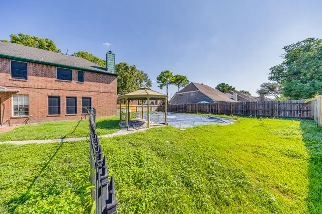 a view of a house with a backyard