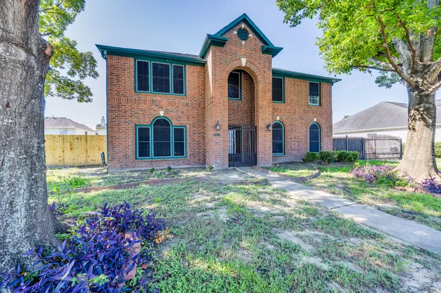 a front view of house with yard