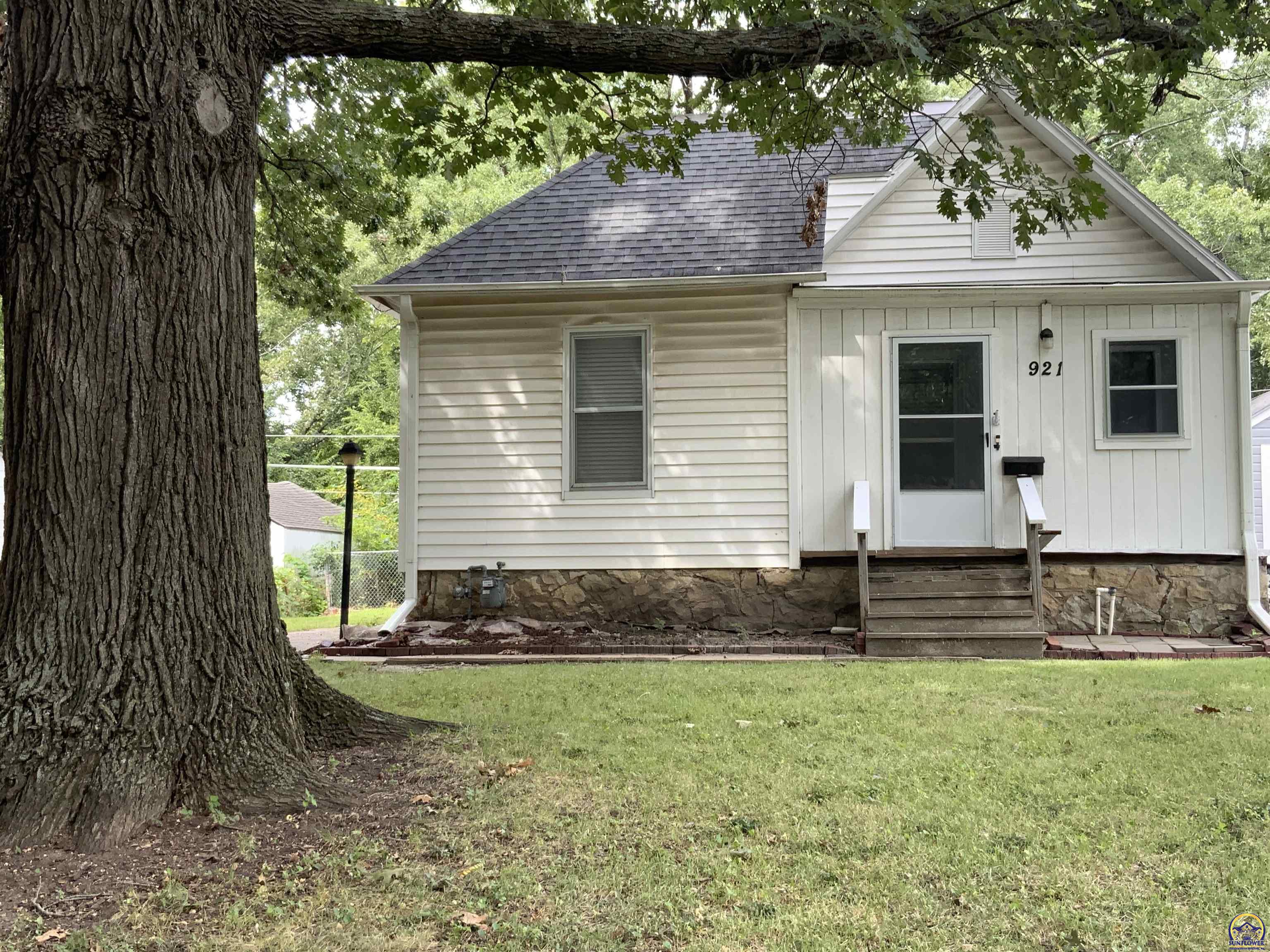 921 Southwest Frazier Avenue Topeka, KS 66606 - Photo 2 of 19 Gallery Image 2