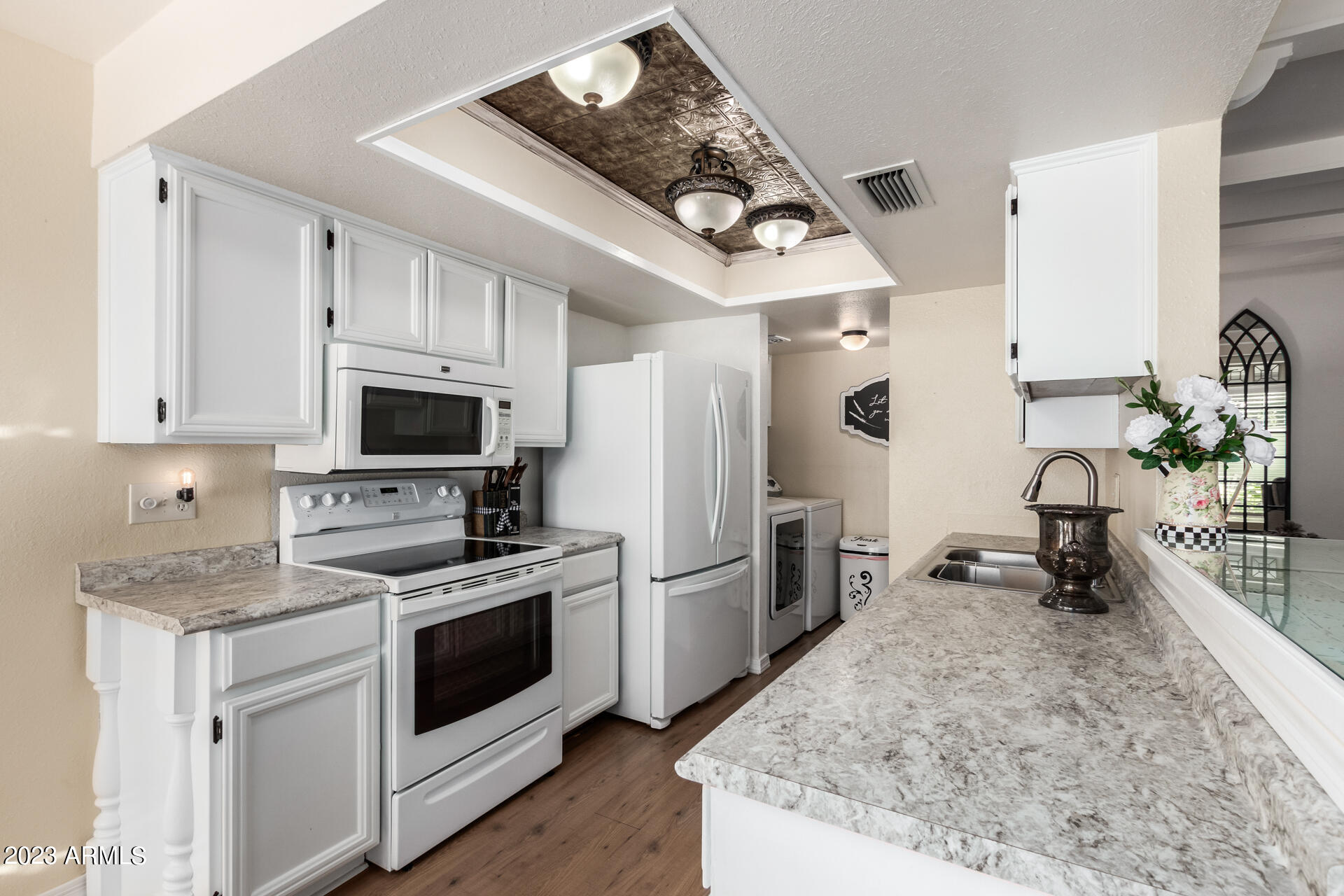 639 East Calavar Road Phoenix, AZ 85022 - Photo 13 of 41 13 - Calavar