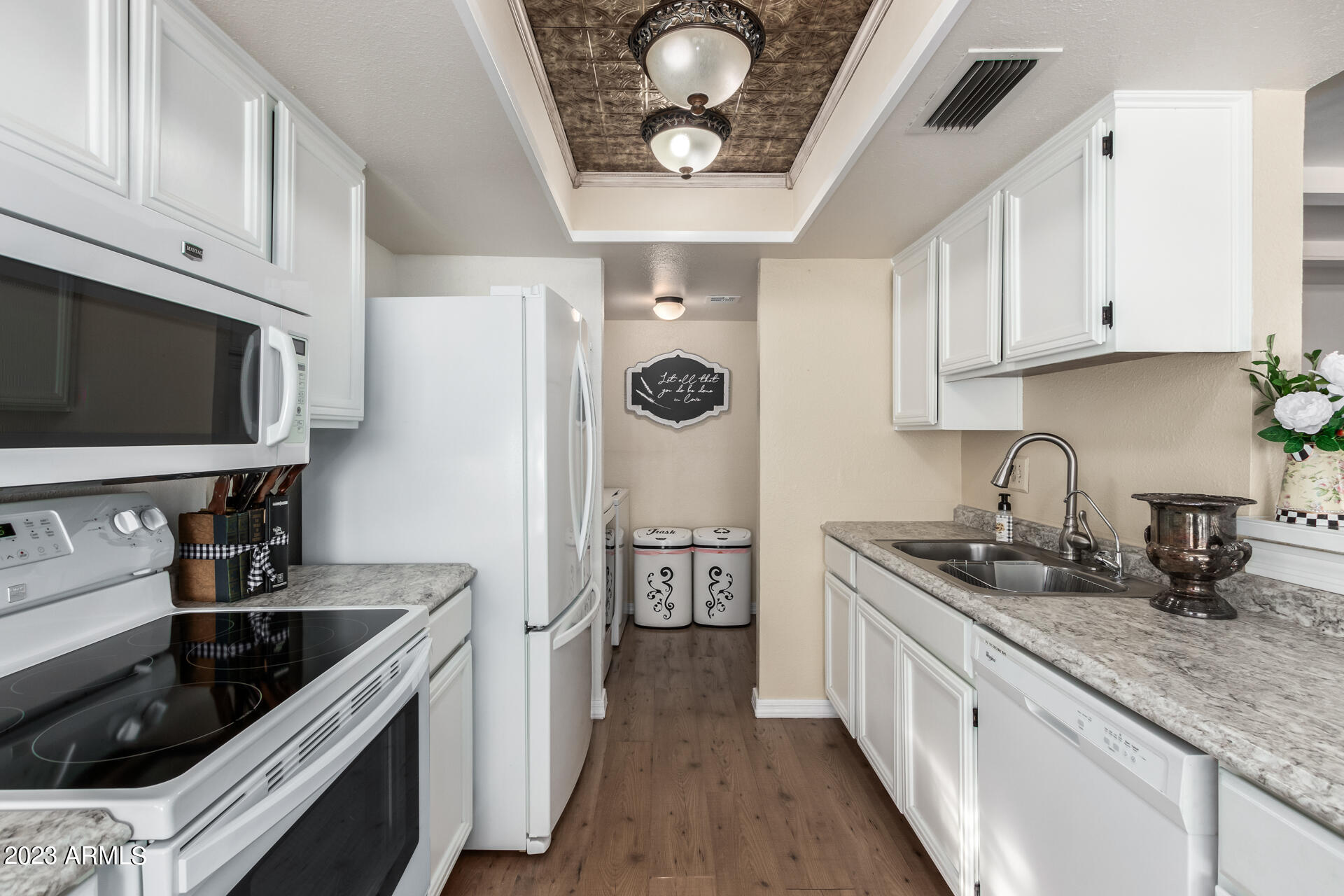 639 East Calavar Road Phoenix, AZ 85022 - Photo 15 of 41 15 - Calavar