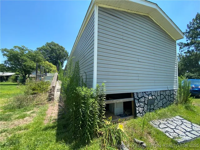 a view of a house with backyard and garden