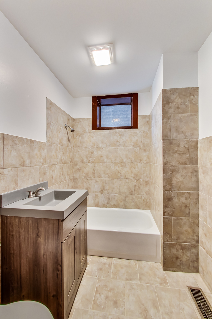 1138 West Addison Street, Unit 1 Chicago, IL 60613 - Photo 16 of 27