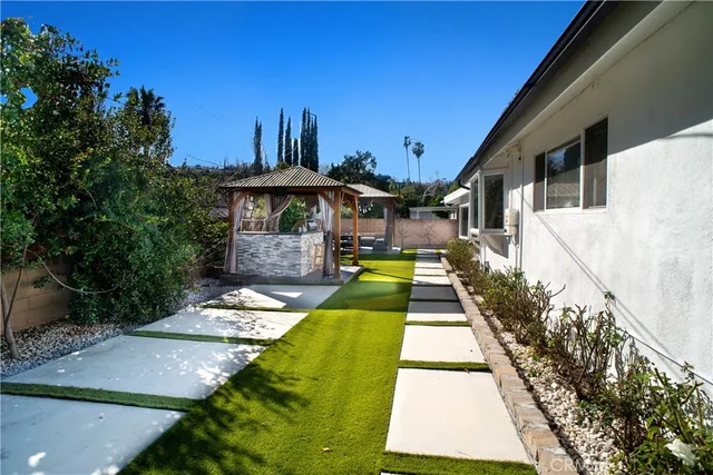 a view of a yard with plants