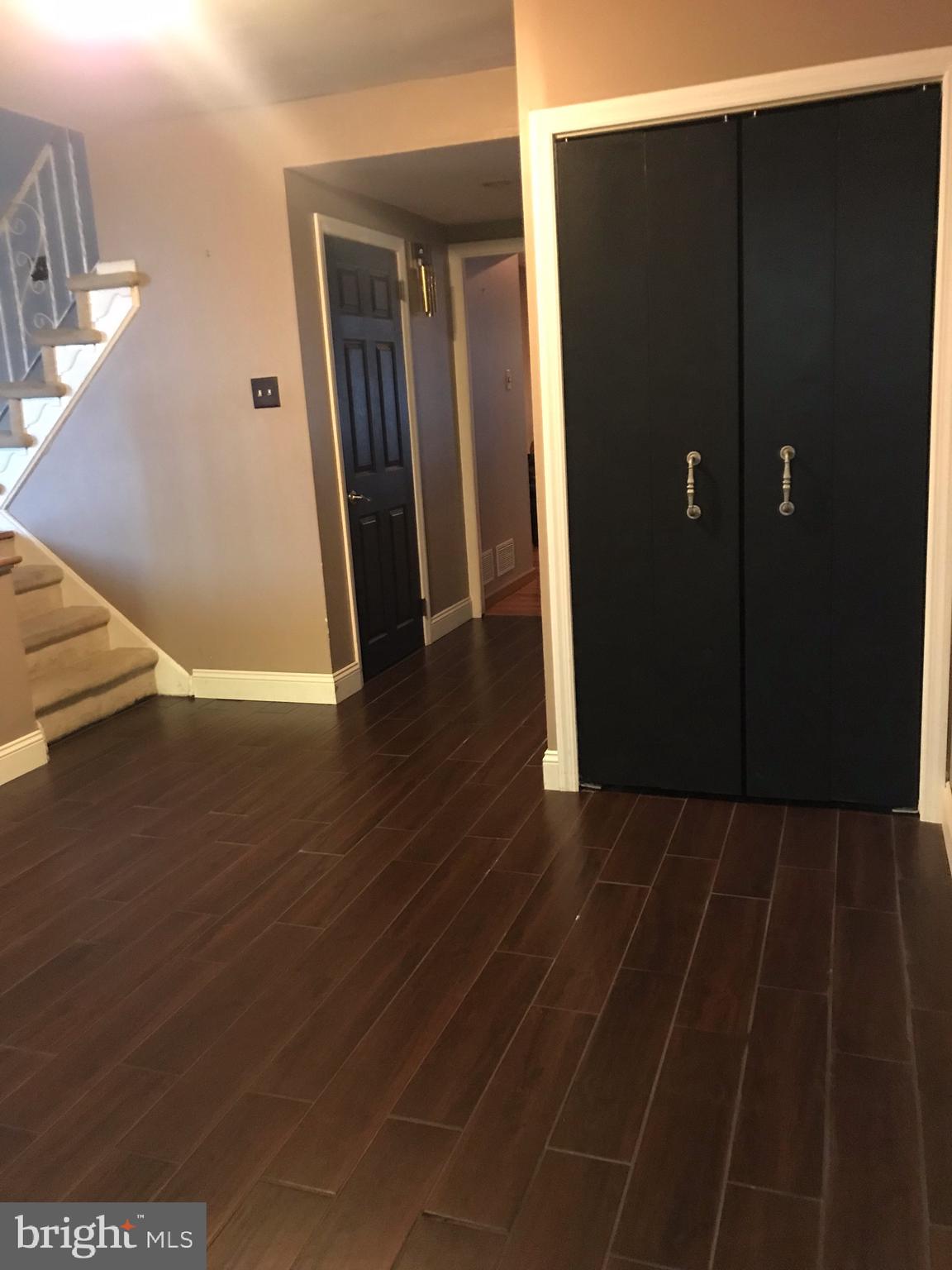 8705 Autumn Road Philadelphia, PA 19115 - Photo 3 of 15 Foyer