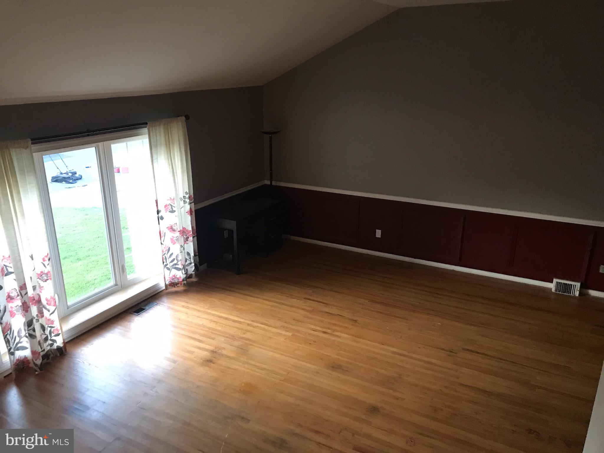 8705 Autumn Road Philadelphia, PA 19115 - Photo 8 of 15 View of Living Room