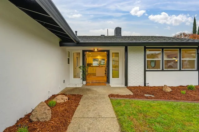 a view of a house with backyard
