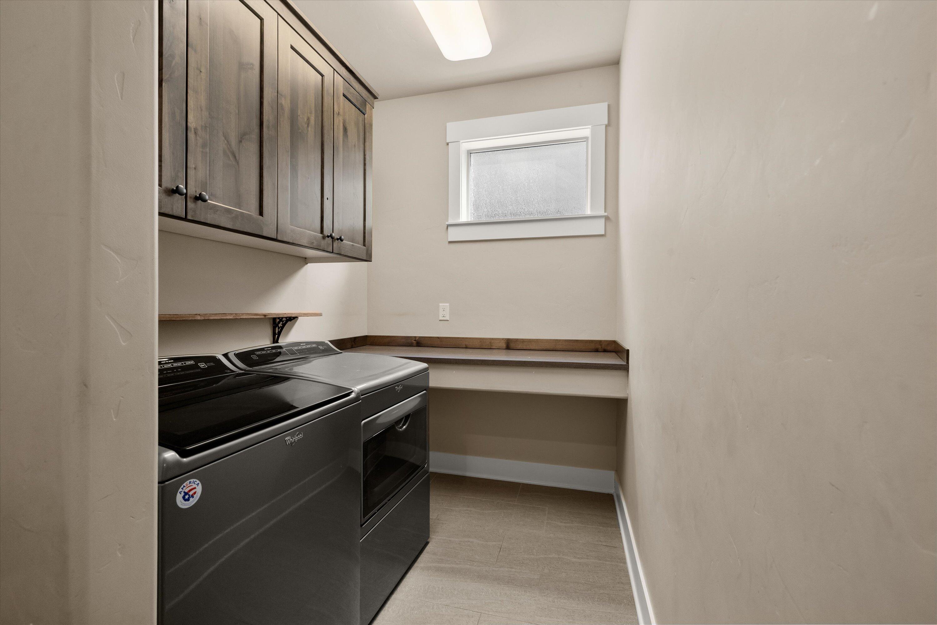 20909 Sotra Loop Bend, OR 97702 - Photo 16 of 38 Laundry Room