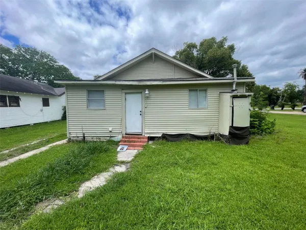 a front view of house with yard