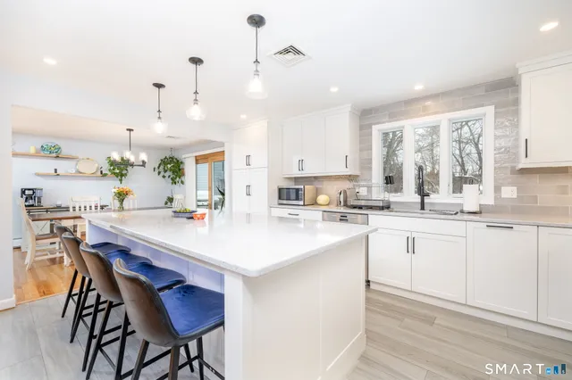 $489,900 | 2 Lionel Drive, Simsbury, CT 06070