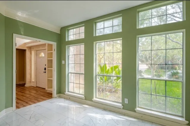 a view of an entryway with a livingroom