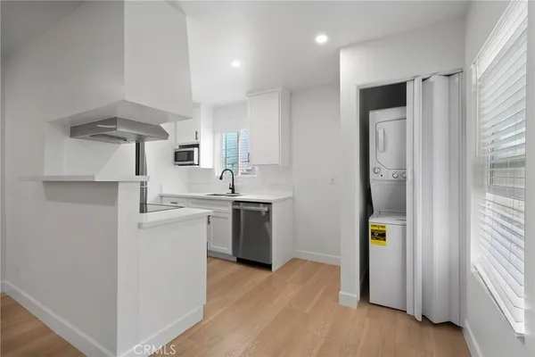 $2,575 | 748 Newport Avenue, Unit 3, Long Beach, CA 90804