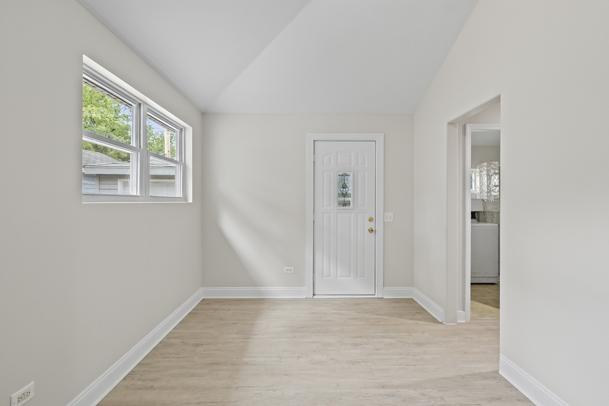 2900 Swallow Lane Rolling Meadows, IL 60008 - Photo 16 of 37 an empty room with windows and closet